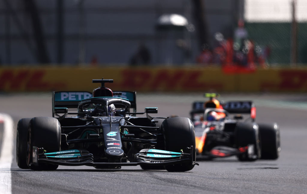 ¿Cómo beneficia a Checo Pérez la sanción de Lewis Hamilton en el GP de Brasil?