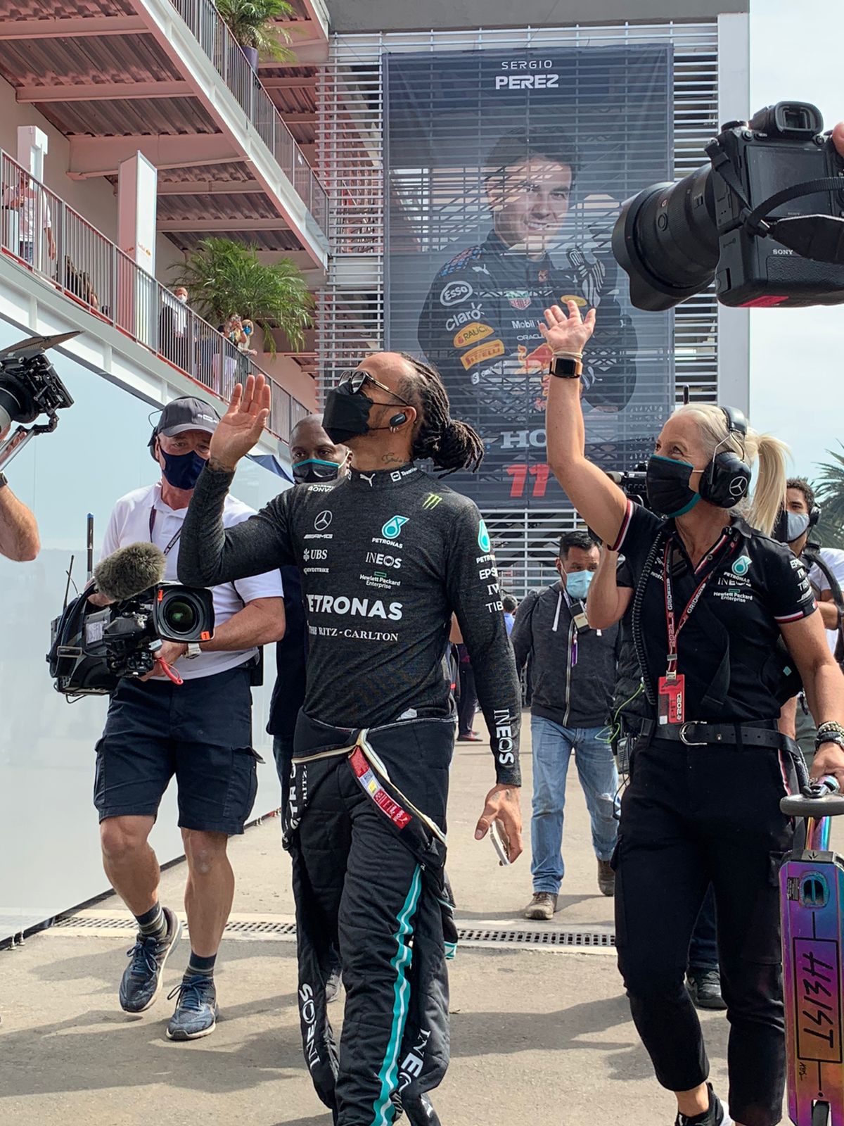 Lewis Hamilton comienza a tirar la toalla ante Verstappen y Checo: "Superarlos será muy difícil"