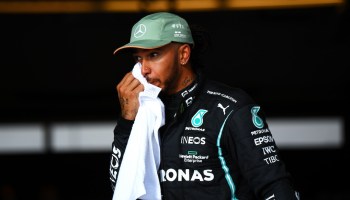 Lewis Hamilton es descalificado de la sesión de calificación por violar el reglamento técnico de F1