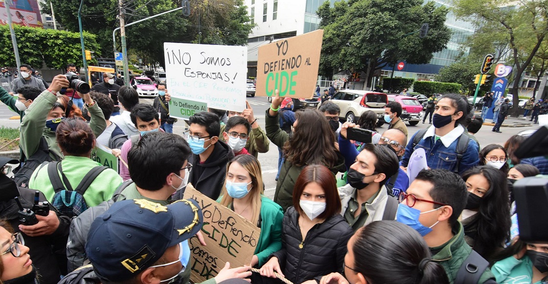 CIUDAD DE MÉXICO, 19NOVIEMBRE2021.- Estudiantes y académicos del Centro de Investigación y Docencia Económicas (CIDE) protestaron al exterior de las oficinas del Consejo Nacional de Ciencia y Tecnología (Conacyt), para exigir la destitución de su director interino, José Antonio Romero Tellaech.