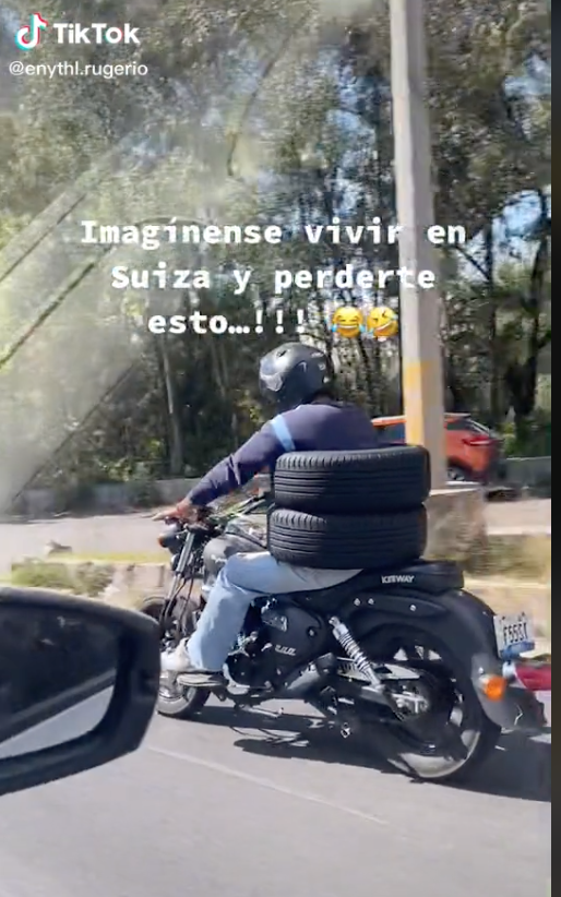 Ingenio mexicano tipo: Motociclista se hace viral por su manera de transportar llantas