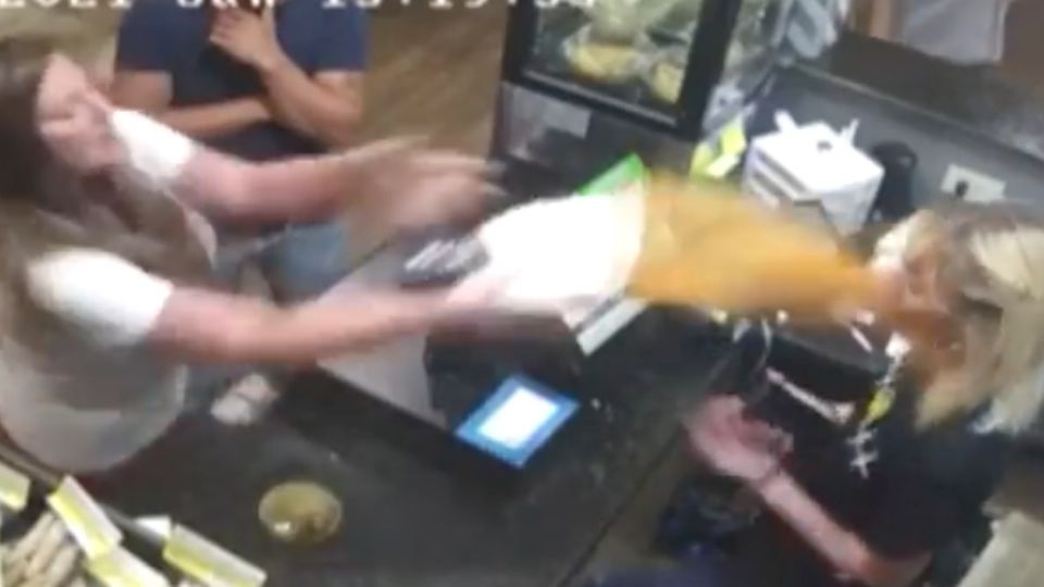 WTF?! Mujer lanza sopa hirviendo a empleada de restaurante de comida mexicana