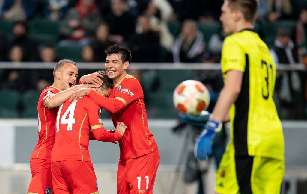 Napoli festeja uno de los goles con los que venció al Legia Warsovia 'Chucky' Lozano