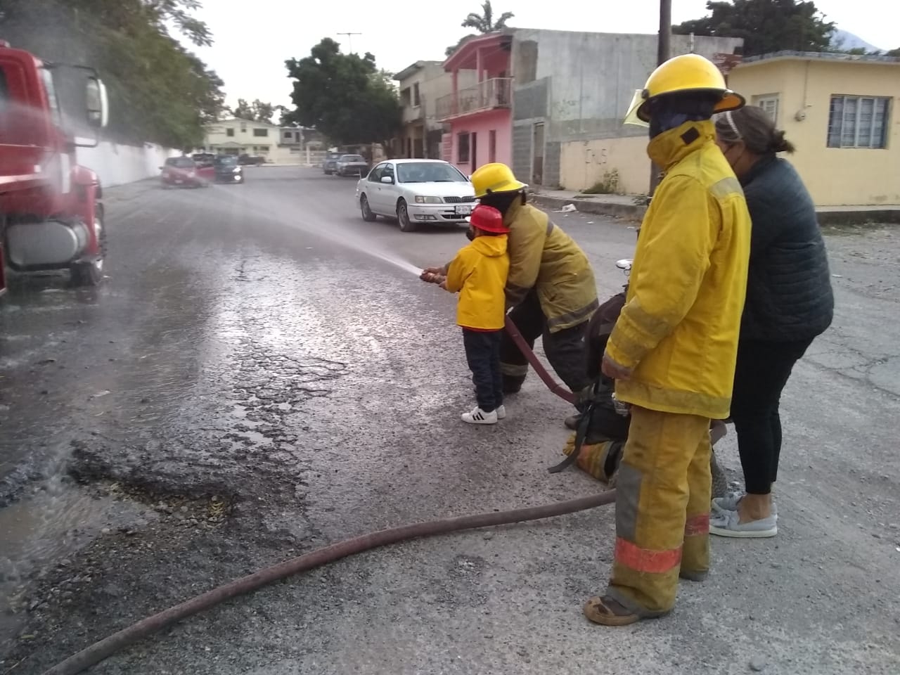 Niño festeja su cumpleaños con los bomberos de Tamaulipas
