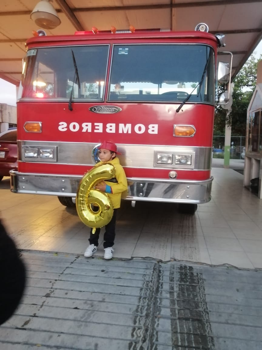 Niño festeja su cumpleaños con los bomberos de Tamaulipas