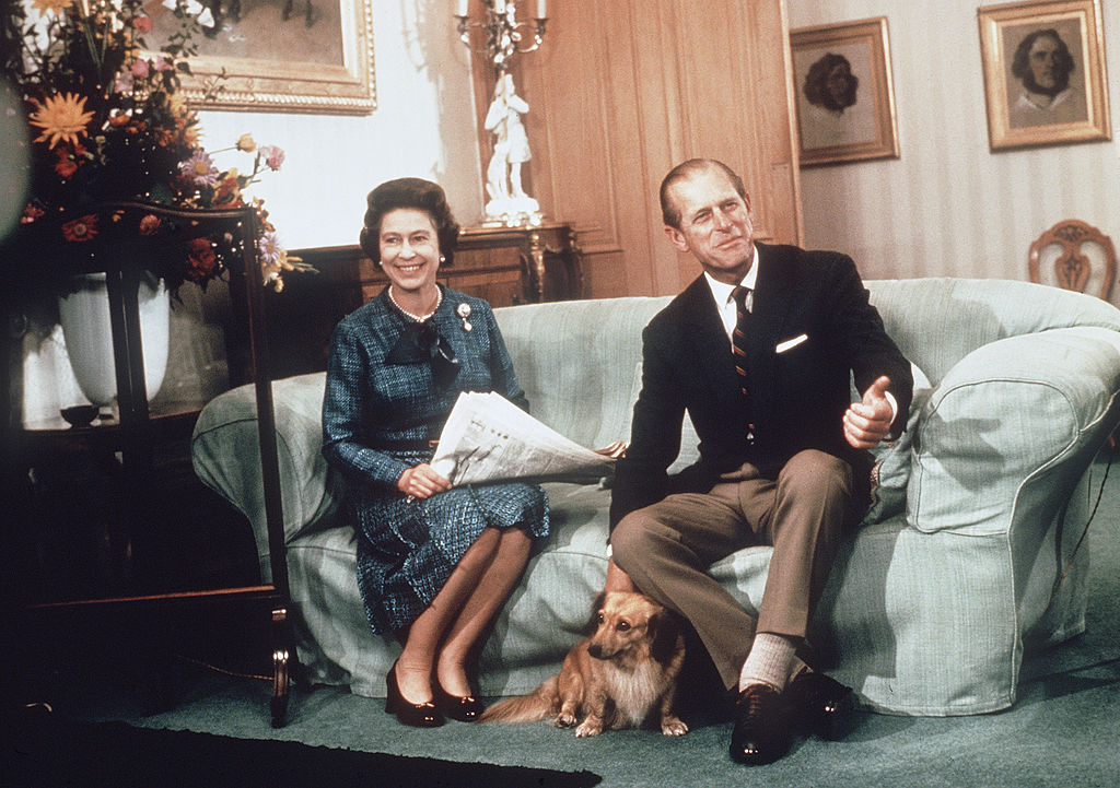 Reina Isabel y el duque Felipe de Edimburgo al lado de un corgi