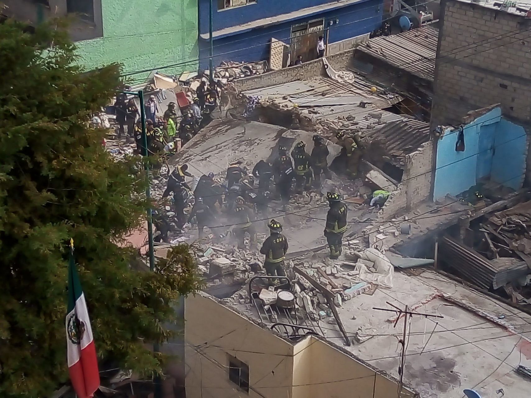 Captan rescate de un perrito tras la explosión en la colonia Pensil Norte de CDMX