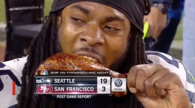 Richard Sherman mordiendo una pierna de pavo en juego de Thanksgiving de la NFL