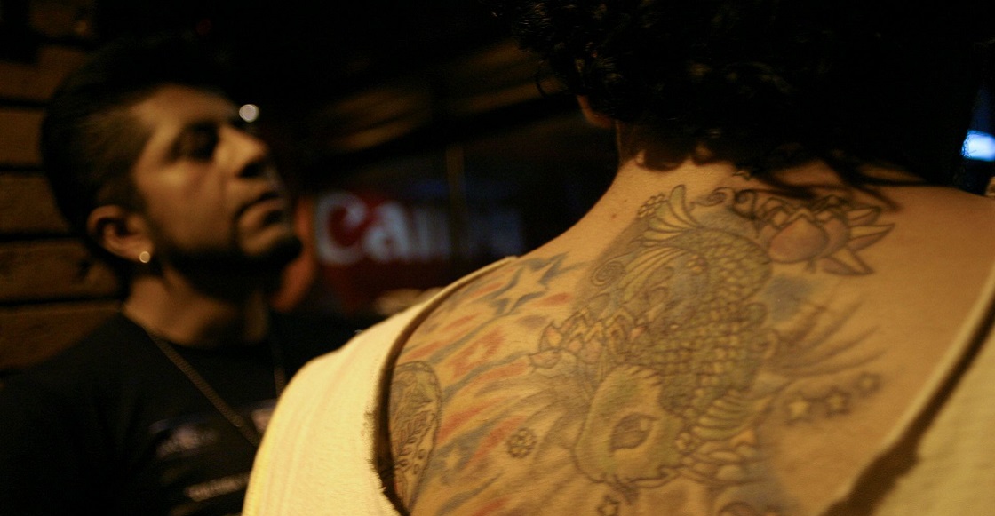 MÉXICO, D.F., 25MARZO2010.- Un joven muestra un tatuaje en la espalda. En México ha aumentado la aceptación de la sociedad en general sobre este modo de arte y expresión personal.