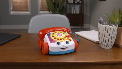 Una joyita: ¡El icónico teléfono de juguete de Fisher-Price ahora hace llamadas reales!