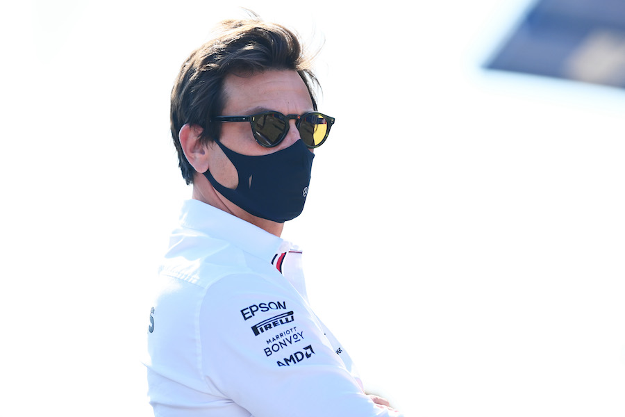 Comisarios de Fórmula 1 convocan a Mercedes a declarar por defensa 'ilegal' de Verstappen ante Hamilton