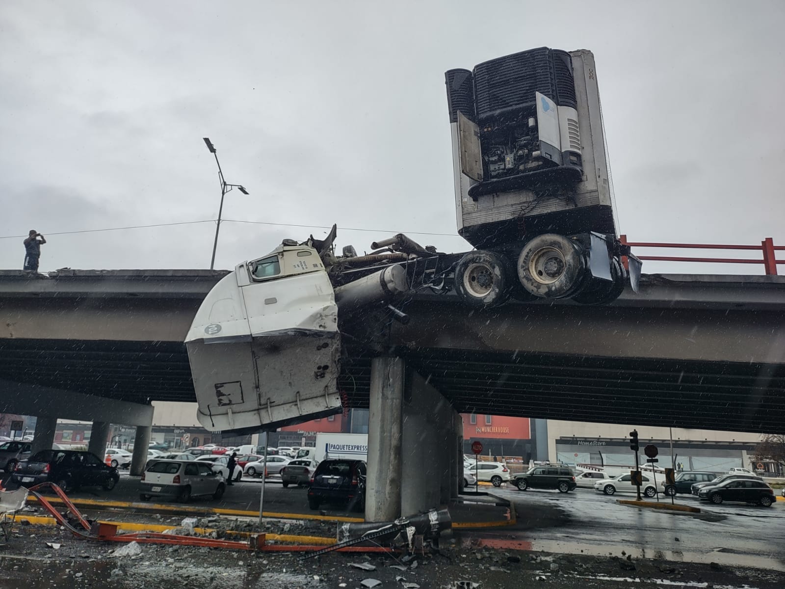Un tráiler quedó colgando de un puente tras accidente en Nuevo León