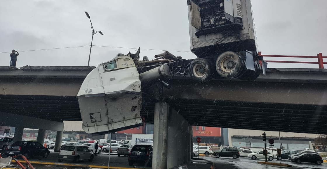 Un tráiler quedó colgando de un puente tras accidente en Nuevo León