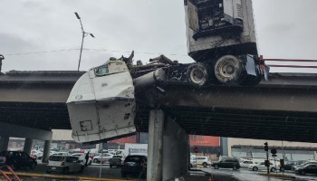 Un tráiler quedó colgando de un puente tras accidente en Nuevo León