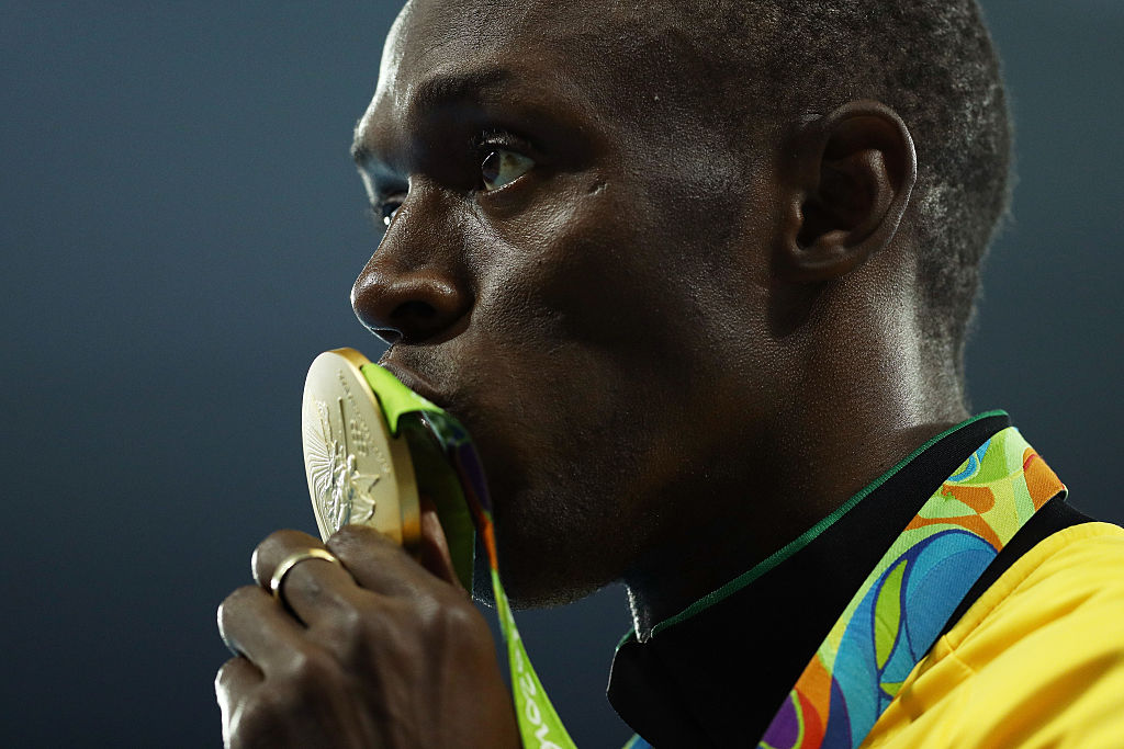 Usain Bolt con una de las medallas olímpicas que ganó