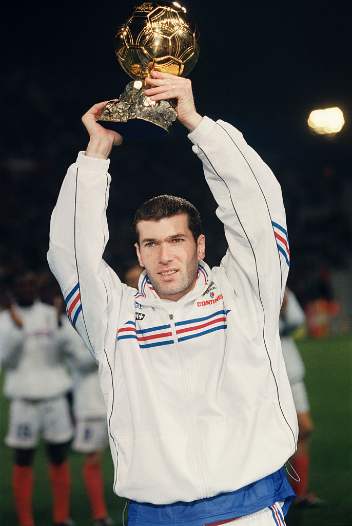 Zinedine Zidane con el Balón de Oro en 1998