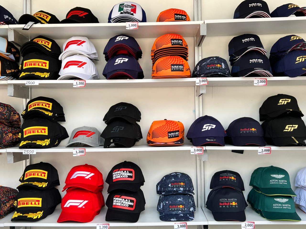 ¿Cuánto cuesta la gorras de Checo Pérez, souvenirs, comidas y bebidas en el Gran Premio de México?