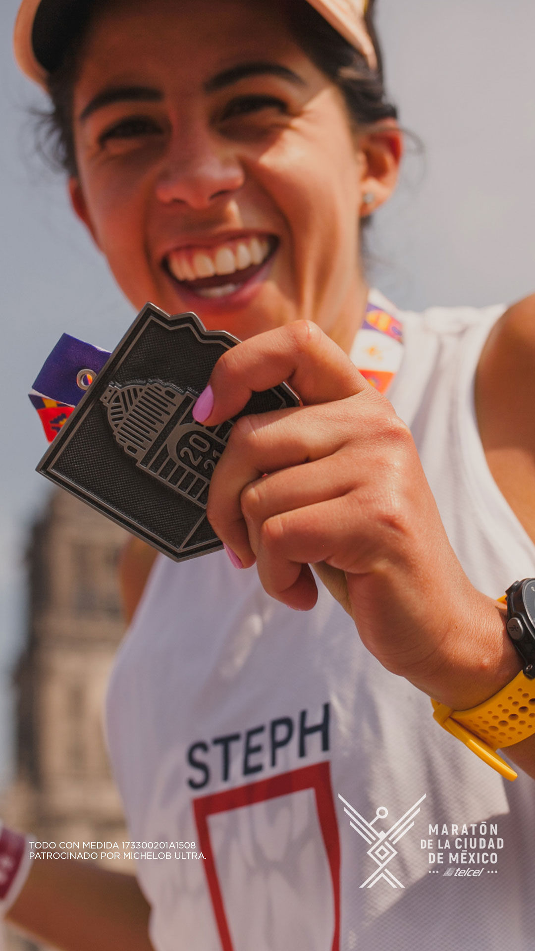 Corredores con medalla maratón