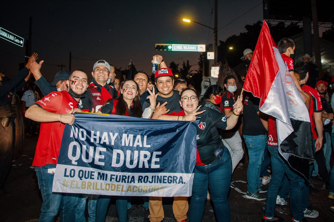 Fans celebrando con banderas en Guadalajara