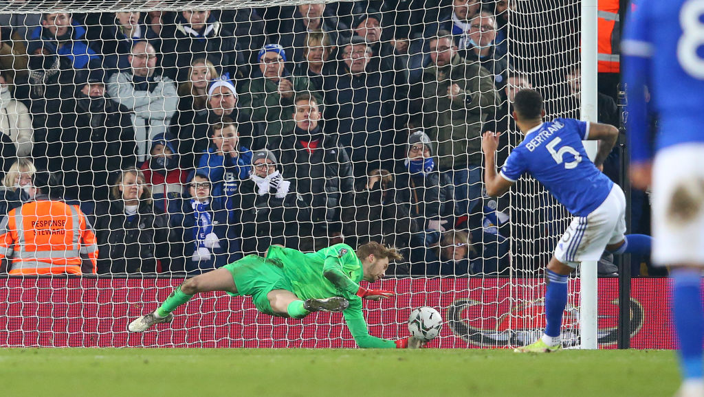 Caoimhin Kelleher detiene un penal para el Liverpool en la Carabao Cup