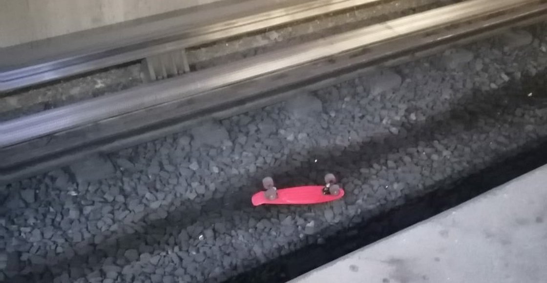 cayeron-mas-500-objetos-metro-patineta