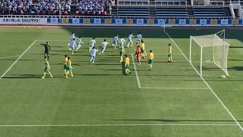 Takagawa Gakuen High School celebra el gol en Japón