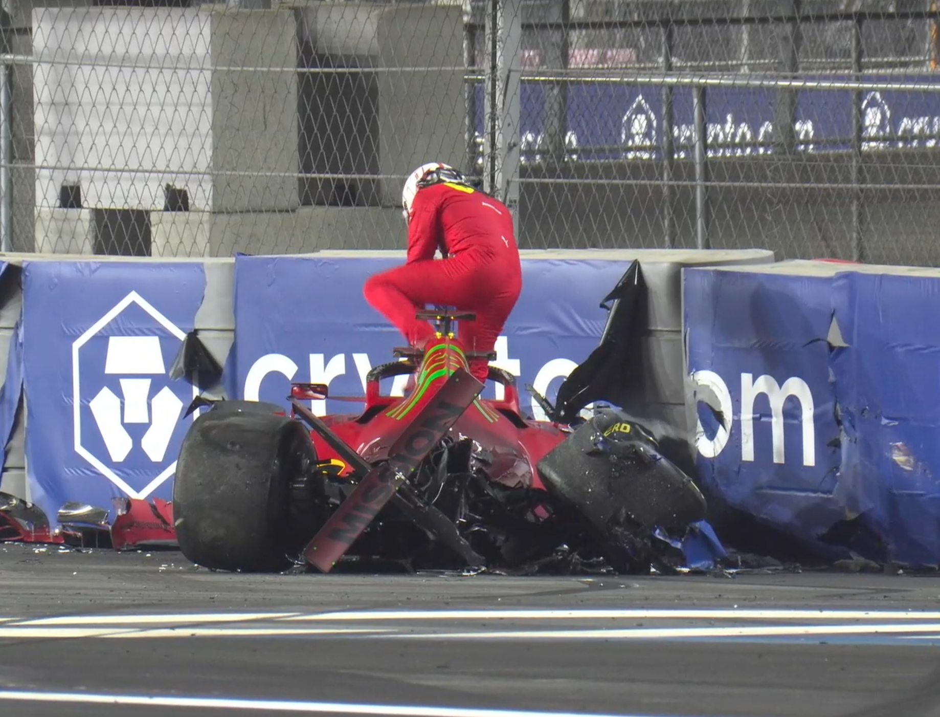 Así quedó el Ferrari de Charles Leclerc tras el brutal accidente en las prácticas del Gran Premio de Arabia