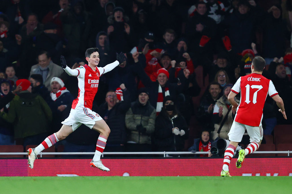 Charlie Patiño debuta con gol en el Arsenal en la Carabao Cup