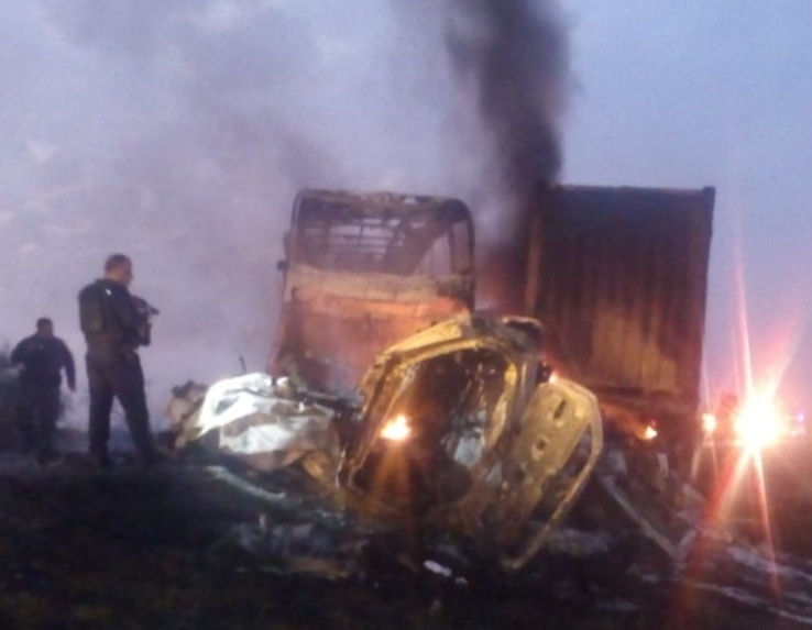 Choque entre un tráiler y un autobús deja 4 personas calcinadas y 20 heridos en Tamaulipas