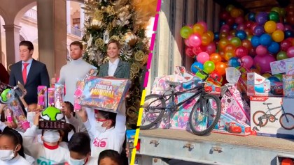 'Canelo' Álvarez sorprendió a niños de Nuevo León con más de 5 mil juguetes