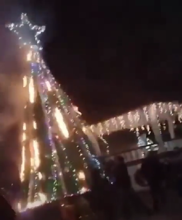 Intentan encender árbol de Navidad en Tula y se incendia por la pirotecnia