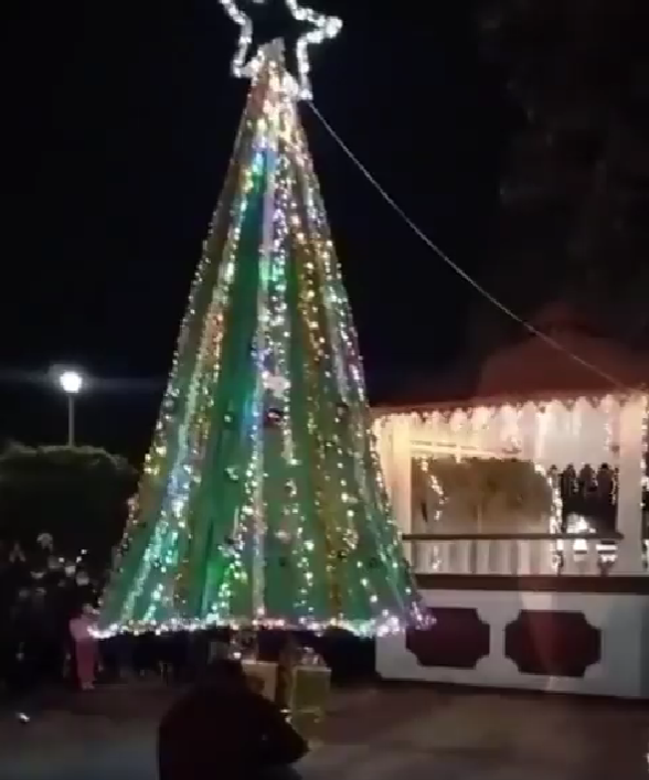 Intentan encender árbol de Navidad en Tula y se incendia por la pirotecnia