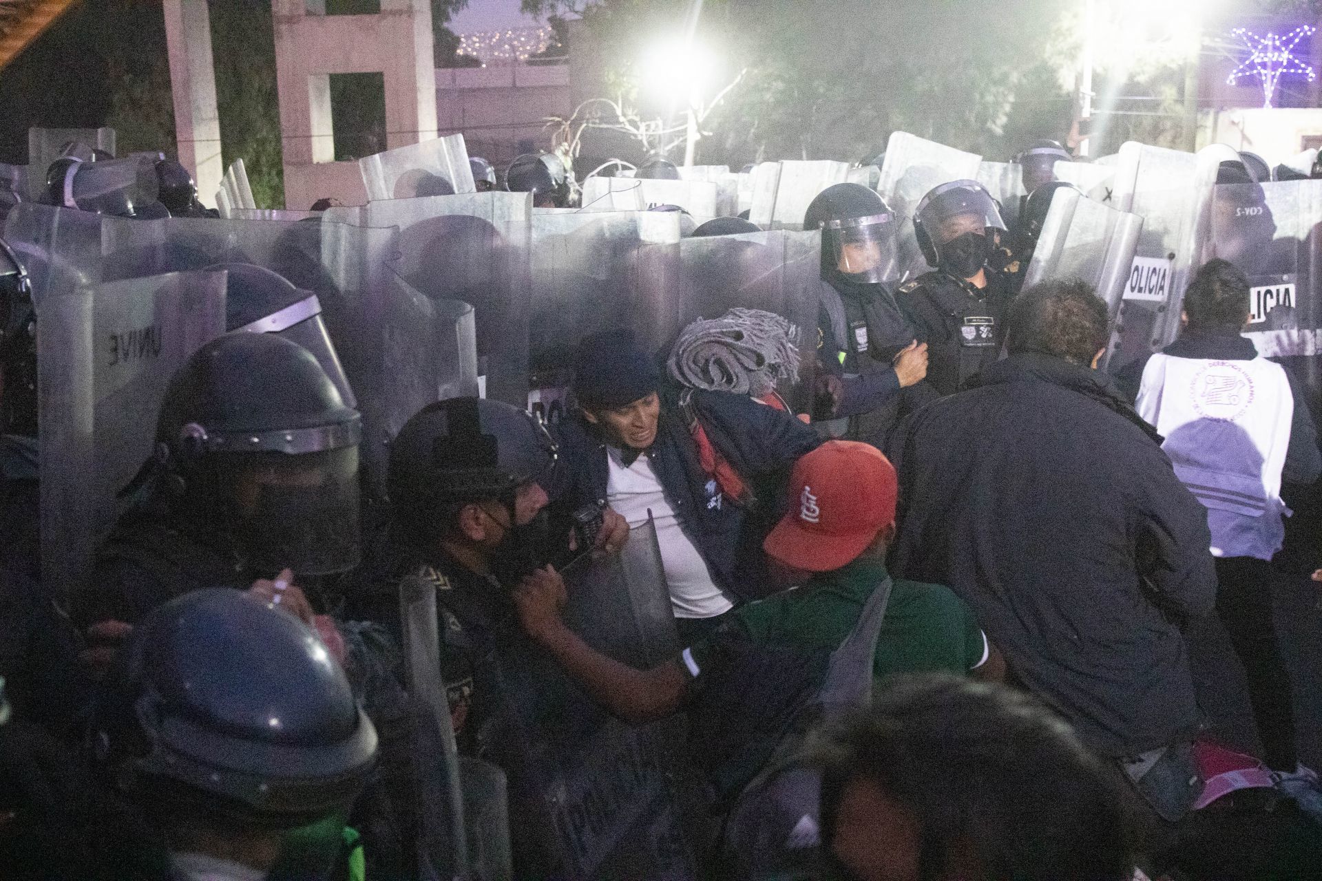 La hipotenusa: Policía antimotines impide paso de la caravana migrante a CDMX 