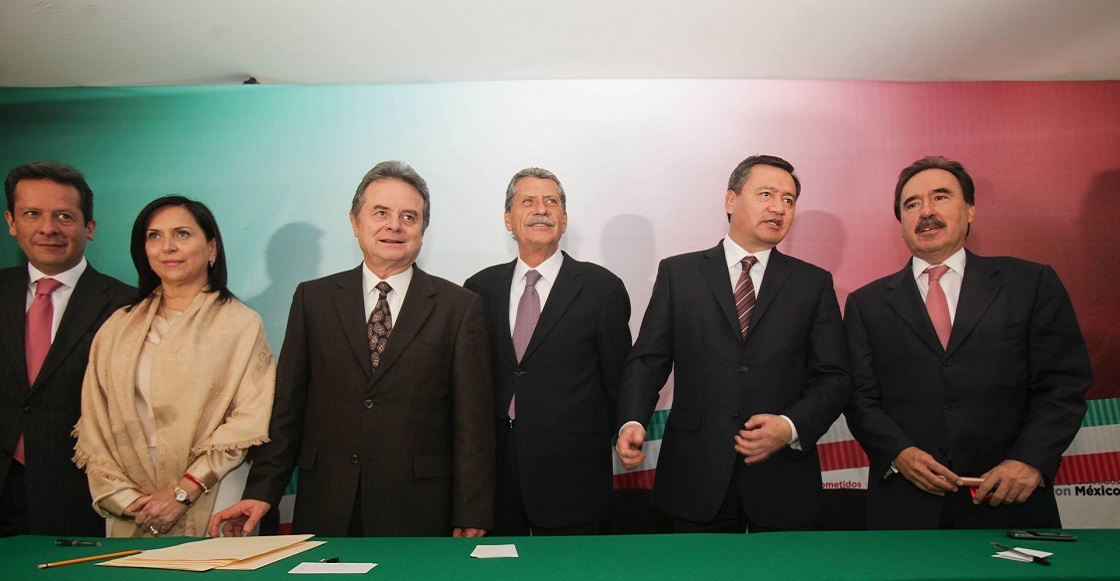 MINERAL DE LA REFORMA, HIDALGO 29FEBRERO2012.- Emilio Gamboa Patrón, nombrado en las listas como candidato plurinominal al Senado, mira salir a Pedro Joaquin Coldwell, presidente Nacional del PRI, al final de la VI sesión extraordinaria del Consejo Político Nacional del PRI, lee algunos nombres de quienes integraran las listas para candidatos a la sigueinte legislatura 