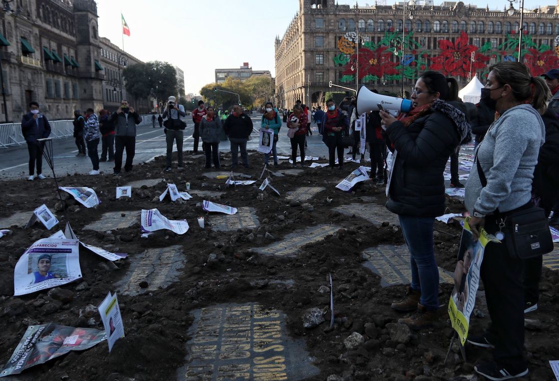 fosas-protesta-palacio-nacional-colectivos