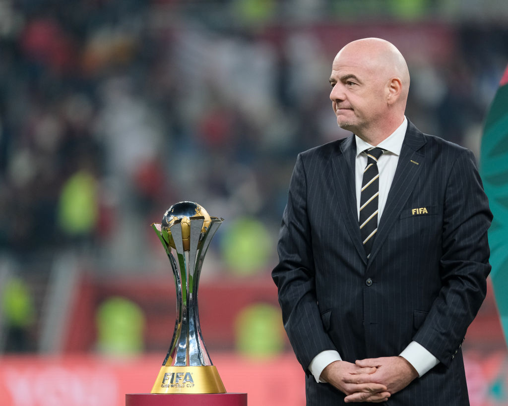 Gianni Infantino con el trofeo del Mundial de Clubes