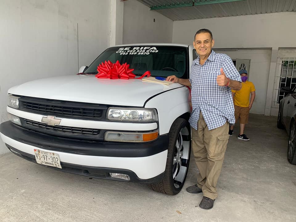 ¡Conmovedor! Hombre con cáncer rifó su camioneta para pagar su cirugía y así reaccionó el ganador