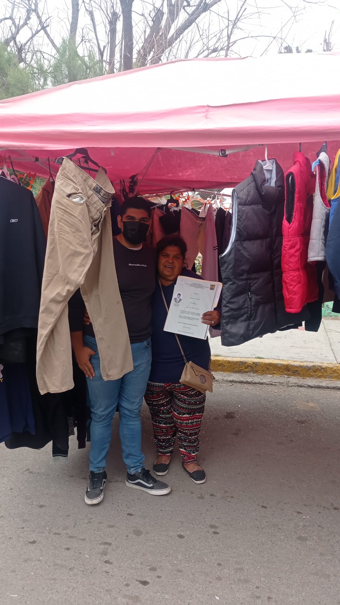 Joven presume que logró titularse gracias al puesto de tianguis de su mamá