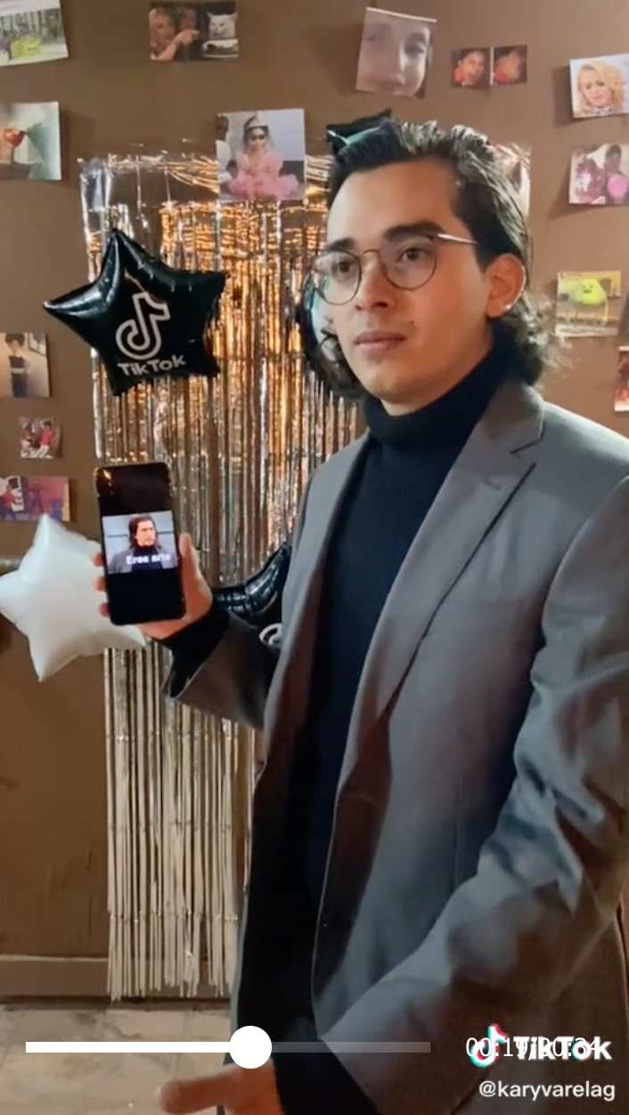 Jóvenes organizan fiesta temática de memes y se hacen virales 