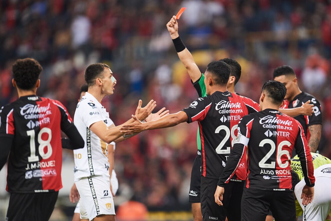 El descontento de Dinenno por su expulsión en el Atlas vs Pumas: "Mi preocupación fue el jugador"