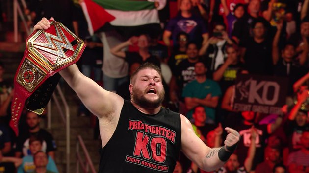 Kevin Owens celebrando su victoria por el título Universal de WWE