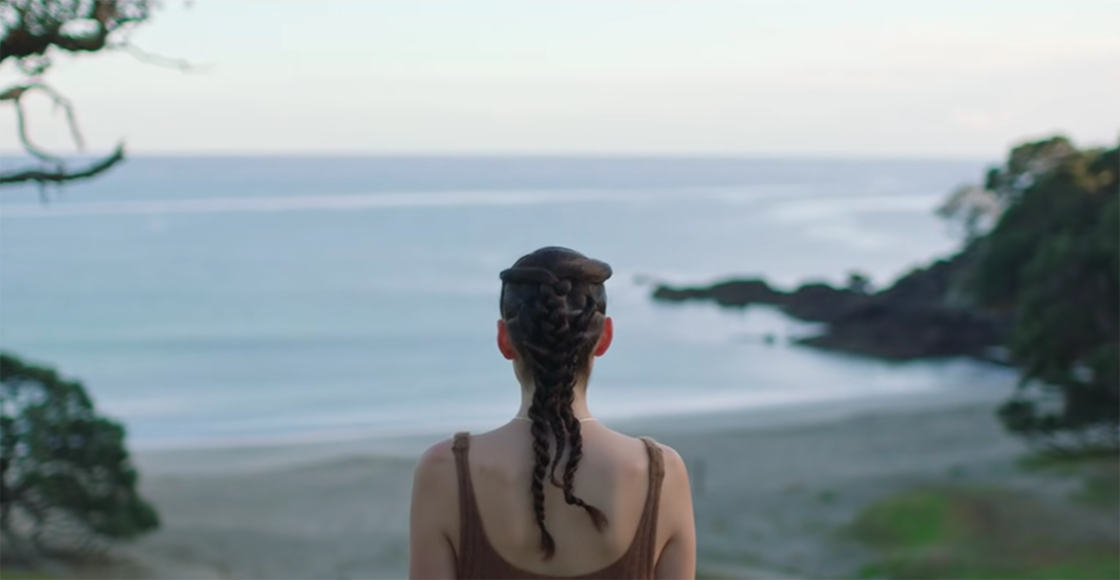 Lorde observa el solsticio de invierno con el video de "Leader of a New Regime"