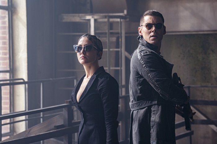 Eréndira Ibarra y Brian J. Smith en 'The Matrix Resurrections'