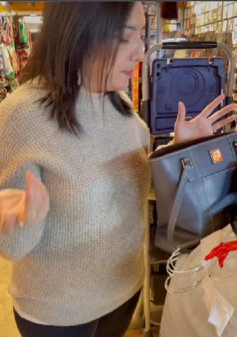 Mujer acusa a afroamericano de robarle el celular... lo traía en su bolso