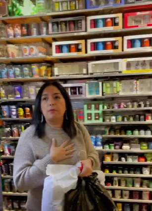 Mujer acusa a afroamericano de robarle el celular... lo traía en su bolso