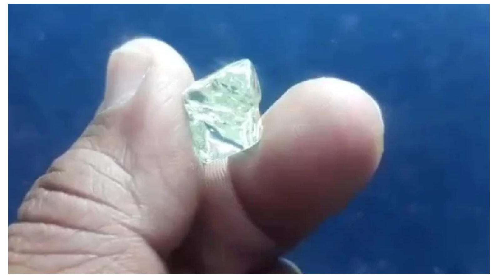 Agricultor de India se vuelve rico tras hallar un diamante de 13 kilates