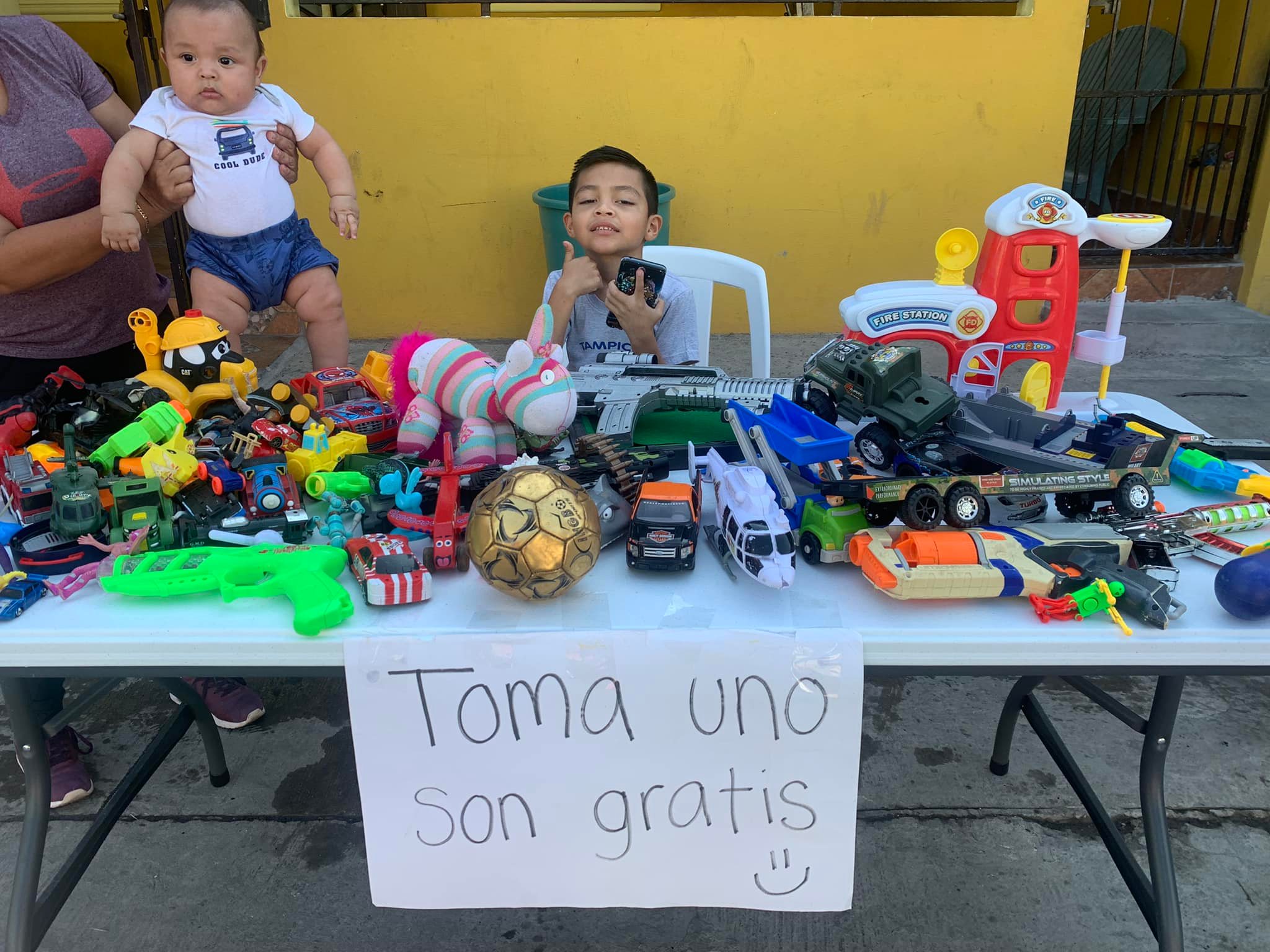 Pequeño rifado: Niño regala sus juguetes a quienes no recibieron nada en Navidad