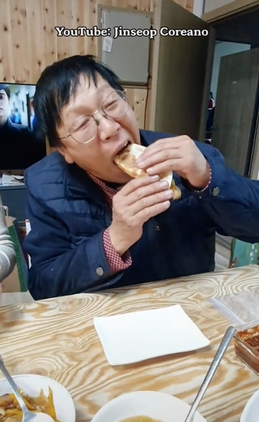Youtuber coreano da a probar quesadillas a sus papás y su reacción es una joya 