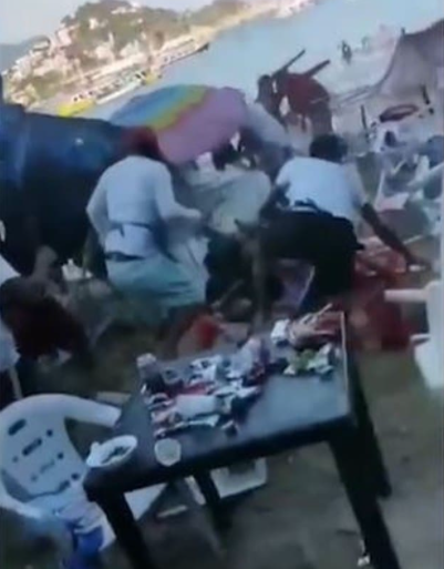 ¿Otra vez? Se arma pelea campal entre meseros y turistas en playa de Acapulco