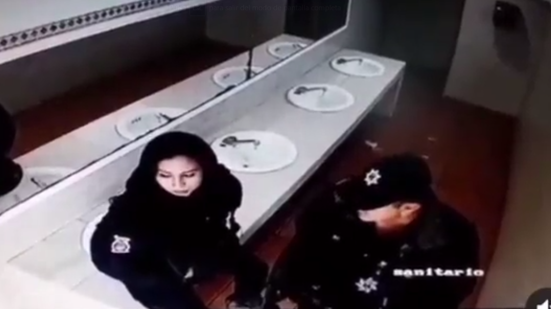 Policías se ponen románticos en un baño y terminan rompiendo el lavabo